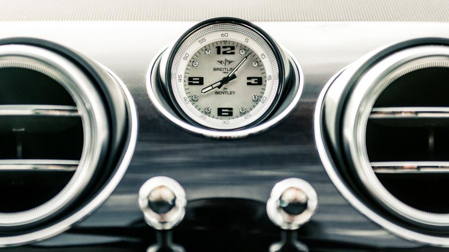 Детали интерьера Bentley Bentayga Pearl of the Gulf 2019 года  (UAE) (фото 6 из 9)